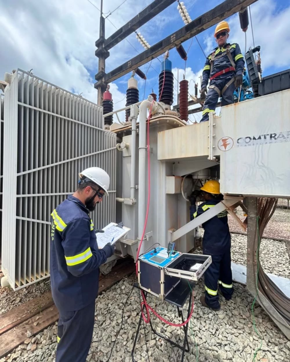 Técnicos da Aimer fazendo ensaios elétricos em transformador de subestação