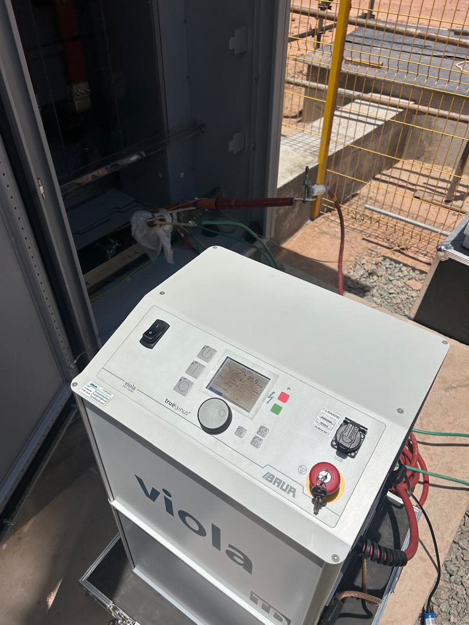 Painel do equipamento de ensaio VLF com a forma de onda senoidal na tela