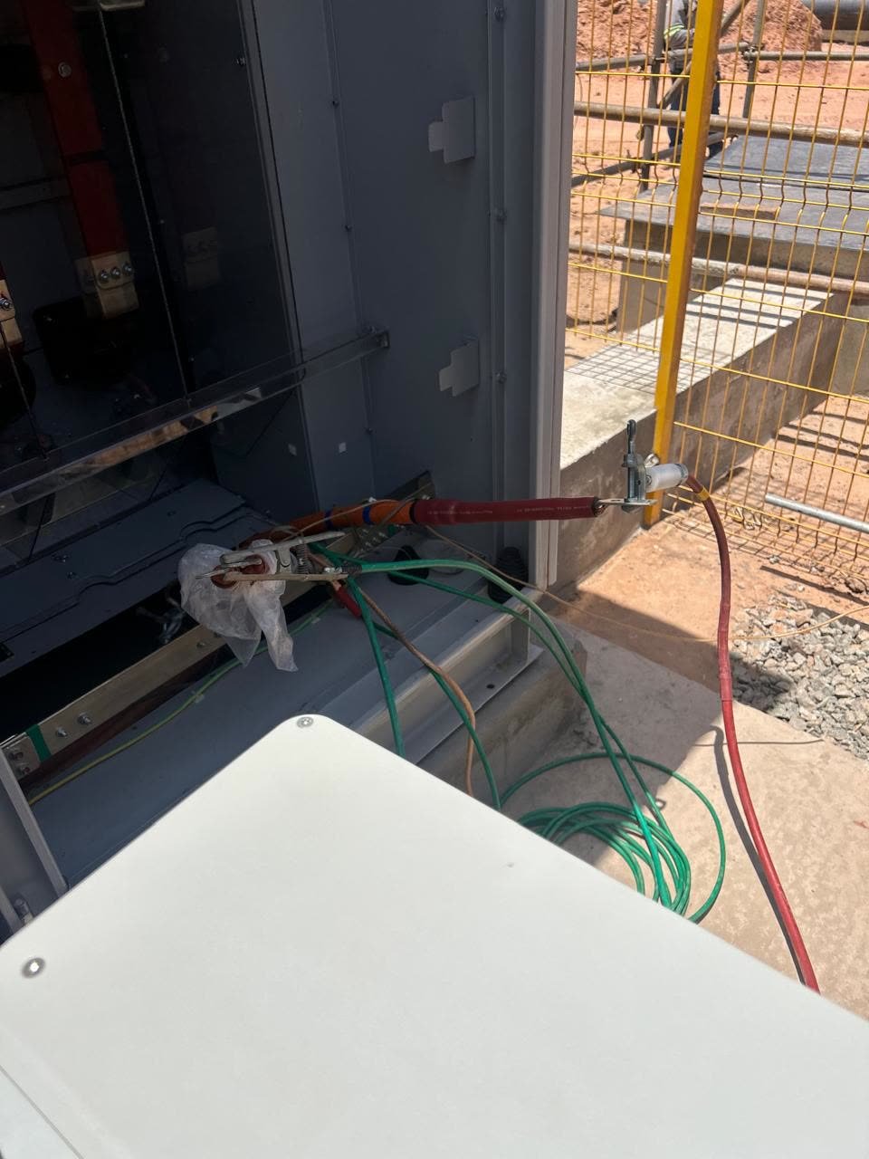 Conexão do ensaio VLF nos terminais dos cabos de média tensão, no cubículo