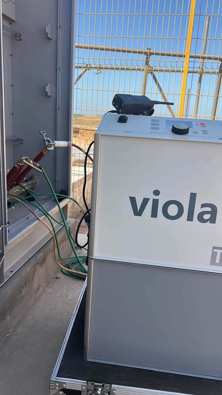 Equipamento de ensaio VLF ao lado do cubículo durante o ensaio