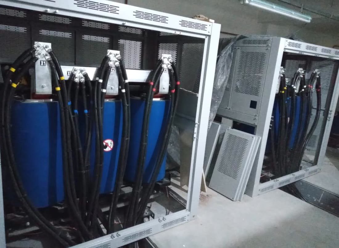Transformadores a seco instalados na ampliação da subestação de uma estação telefônica em Varginha (MG)