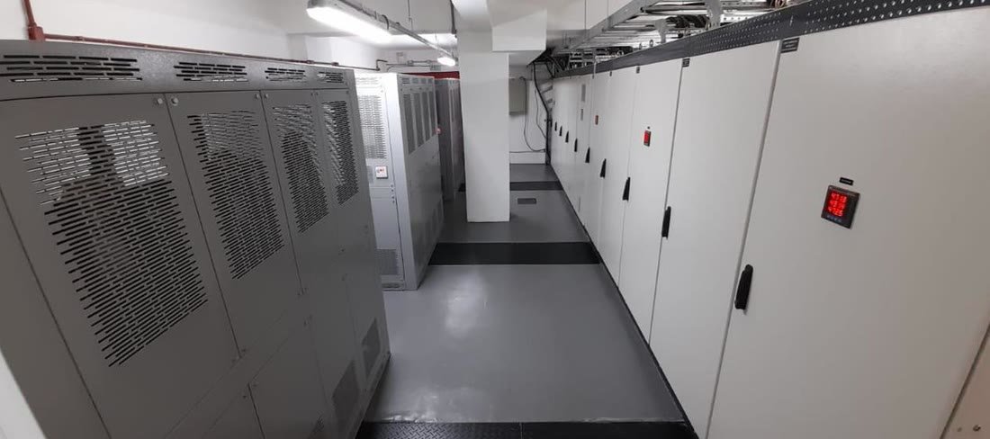 Corredor da nova subestação com os quadros de baixa tensão