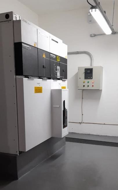 Cubículos de média tensão e quadro de comando na sala da subestação