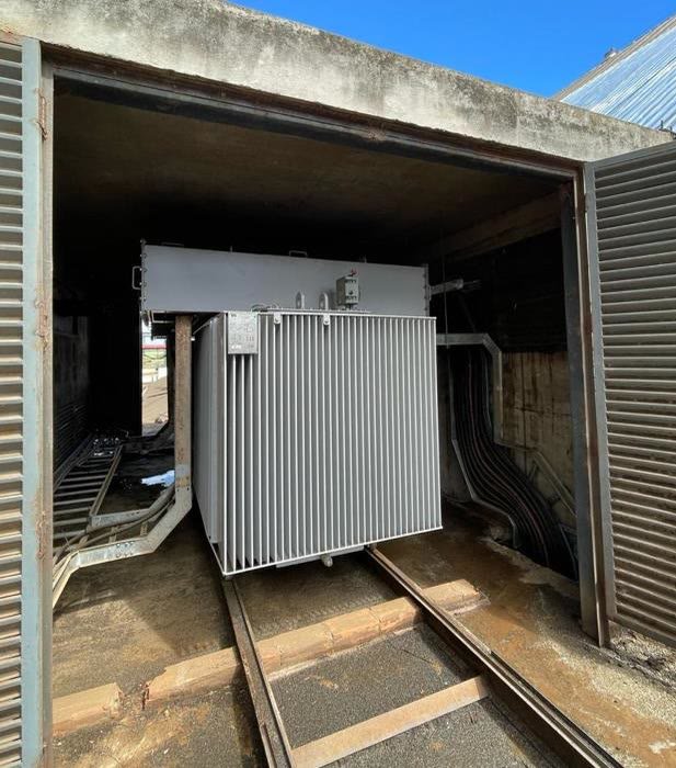 Transformador instalado no abrigo da subestação