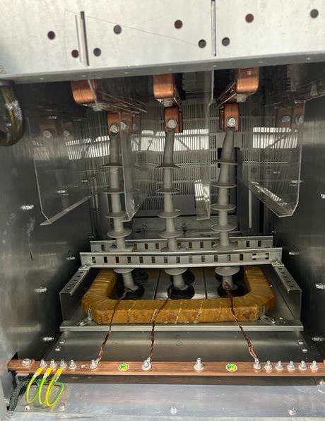 Barramentos de cobre dentro do cubículo de média tensão