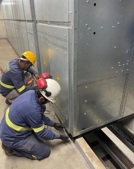 Equipe da Aimer montando painel elétrico