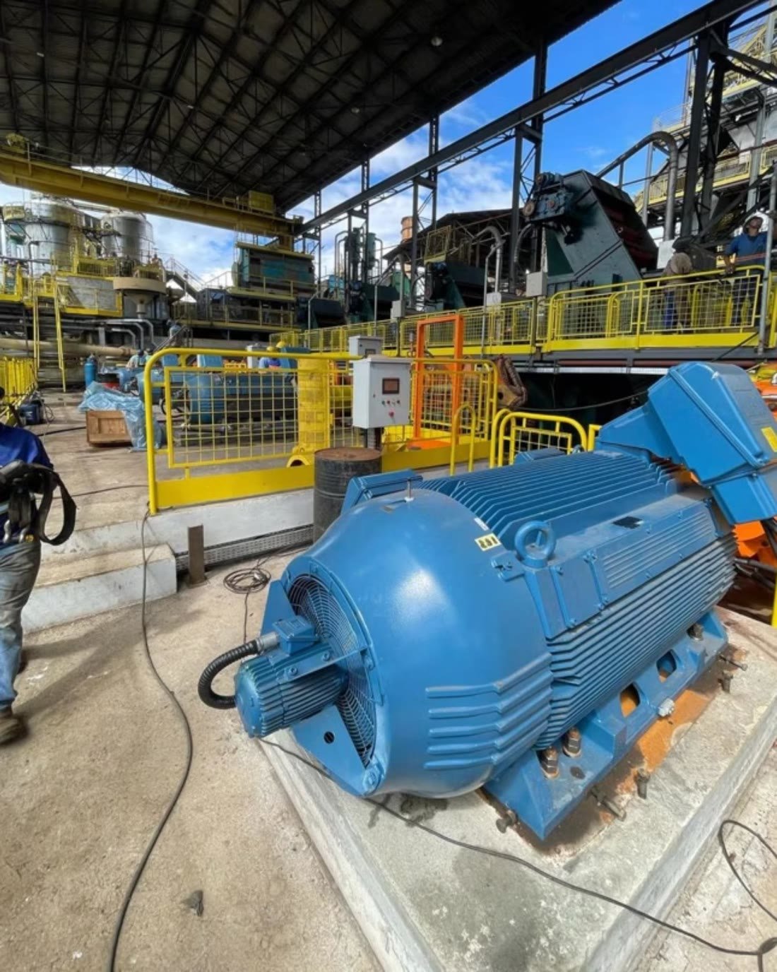 Motor de média tensão na base