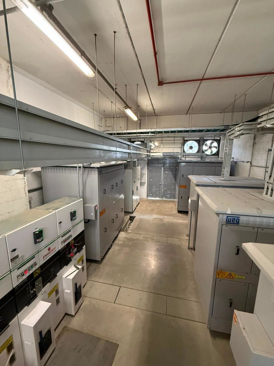 Cubículos de média tensão e transformadores a seco na subestação ampliada da Neodent