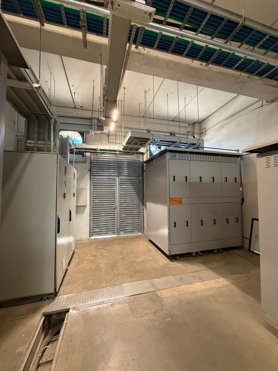 Transformador a seco e barramentos blindados na sala da subestação