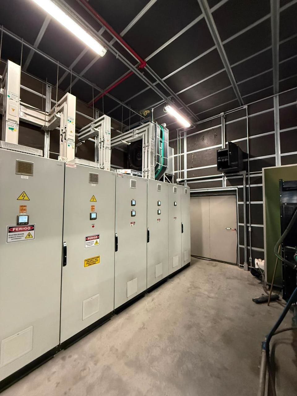 Linha de painéis de baixa tensão na sala elétrica