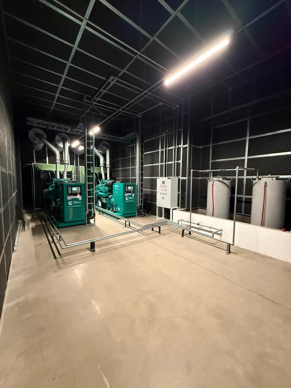 Dois geradores de 750 kVA do sistema de geração redundante