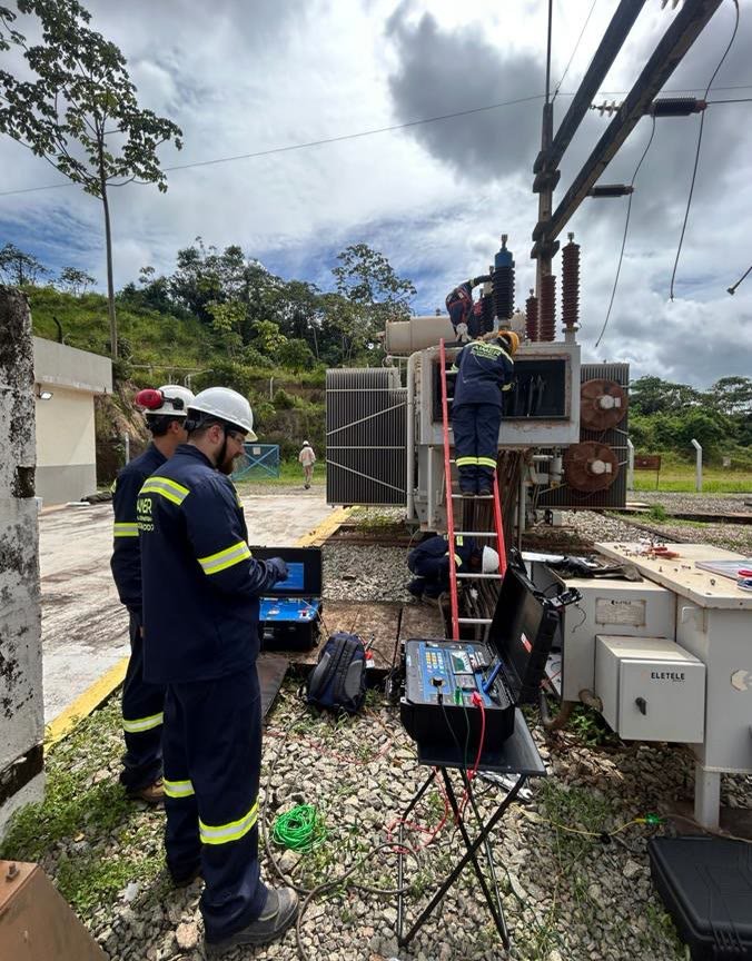 Técnicos da Aimer realizando ensaios em transformador de subestação de 69 kV em Godofredo Viana (MA)