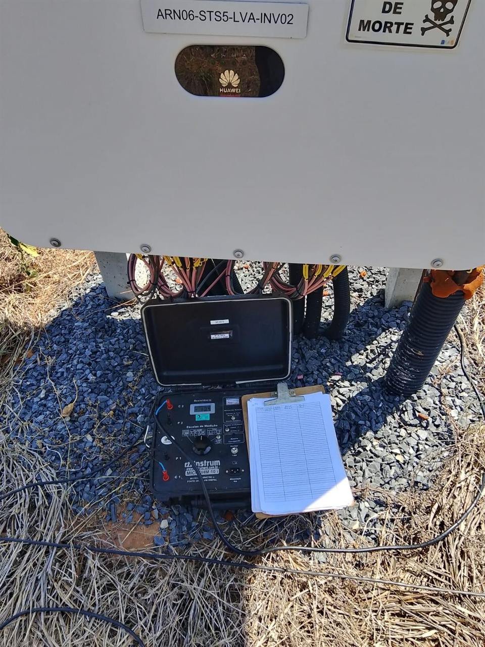 Micro-ohmímetro de 10 A medindo a continuidade elétrica na base de um inversor identificado como ARN06-STS5
