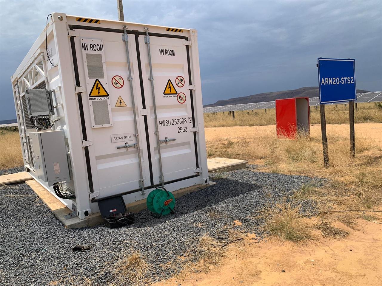 Skid de média tensão da usina solar com o equipamento de medição e o carretel de cabo no chão