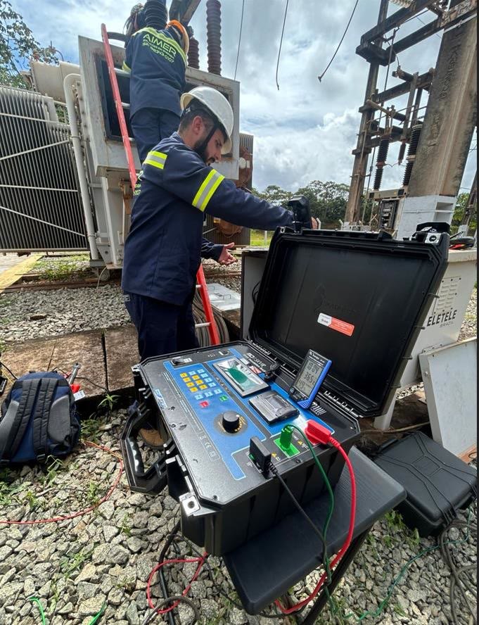 Técnico da Aimer operando equipamento de ensaio elétrico em subestação