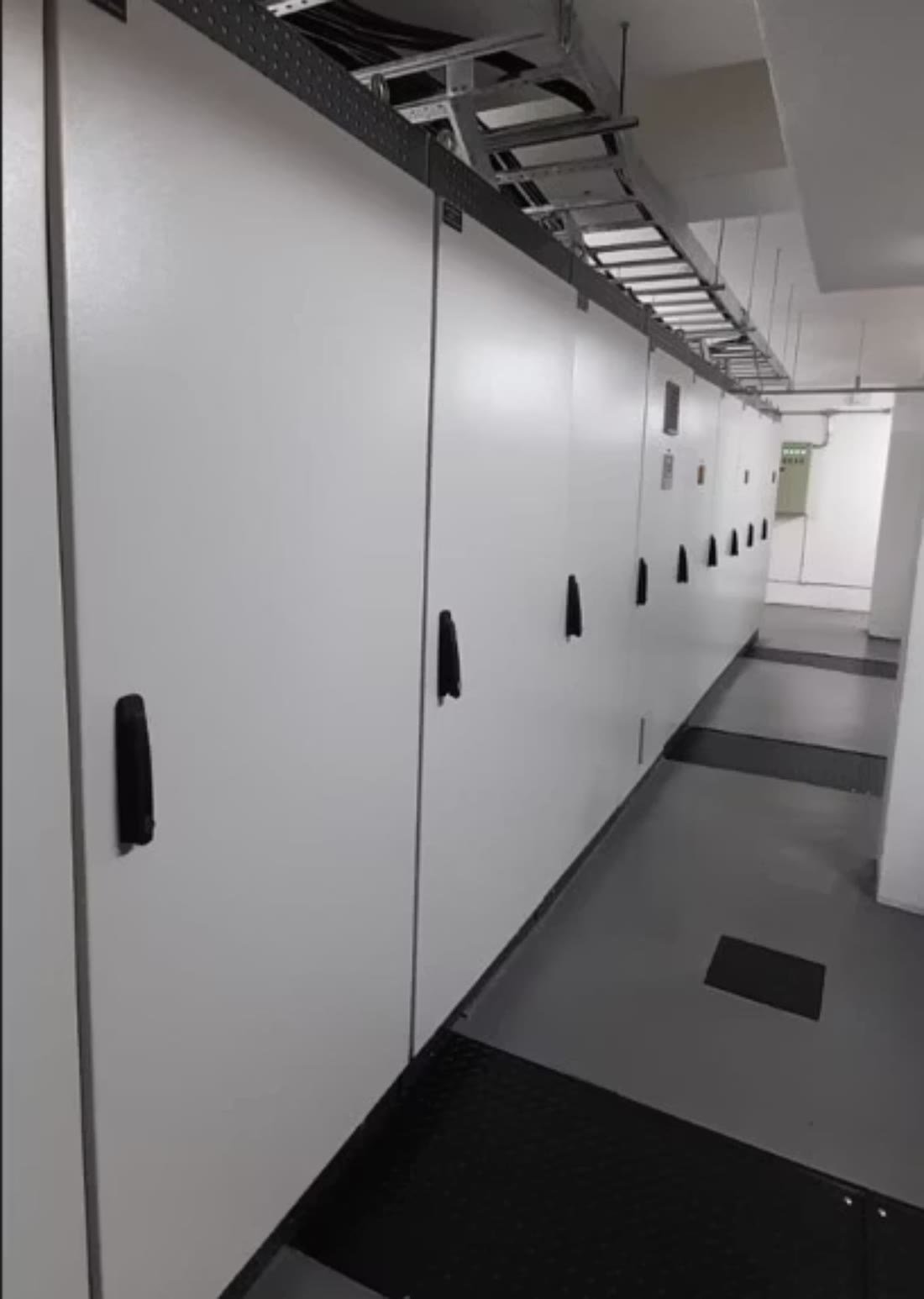 Corredor de painéis elétricos industriais fechados