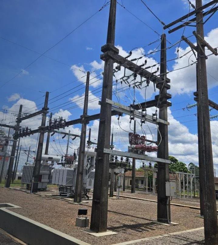 Pátio de subestação de energia com transformadores e estruturas de alta tensão